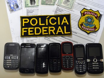 Agentes apreenderam celulares com os suspeitos (Foto: Divulgação / PF)