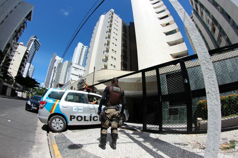 Pol&iacute;cia foi ao local ap&oacute;s ser acionada por moradores do pr&eacute;dio  (Foto: Marlon Costa/Pernambuco Press)