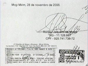 Documento foi assinado pelo cantor Milionário em Mogi-Mirim (Foto: Reprodução EPTV)