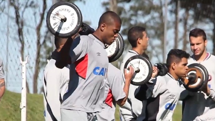 Na mira do Corinthians, Marcelo volta aos treinos com o grupo do Atlético-PR