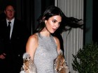 Kendall Jenner é traída por rajada de vento e acaba mostrando calcinha 