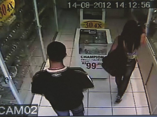 Casal entra e joalheria se passando por cliente e rouba R$ 25 mil em jóias, em Vila Velha (Foto: Reprodução/TV Gazeta)