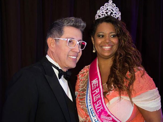 Eduardo Arauju, idealizador do concurso, posa ao lado da Miss 2013 Josiane Lira (Foto: Miss Pluz Size Carioca / Divulgação)
