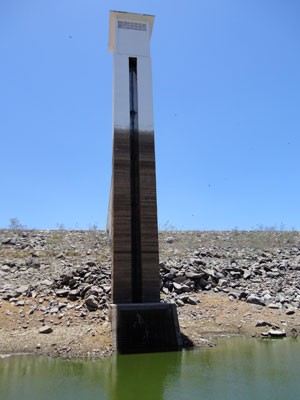 Medidor mostra baixo nível de água do açude da Barragem do Chapéu (Foto: Ângelo Carvalho/Arquivo pessoal)