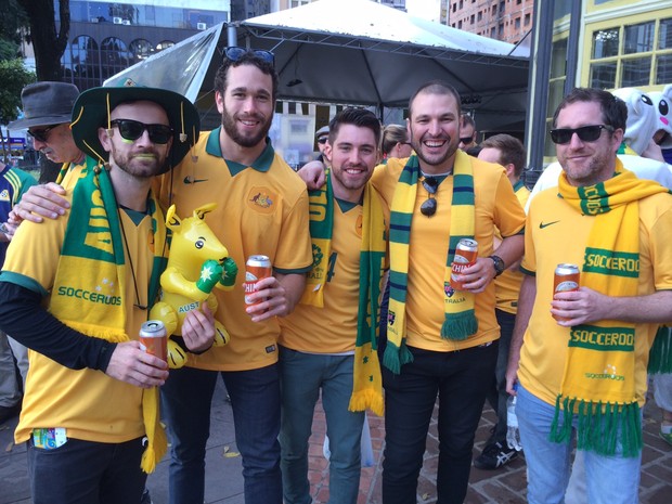 Australianos na Orange Square em Porto Alegre (Foto: Caetanno Freitas/G1)