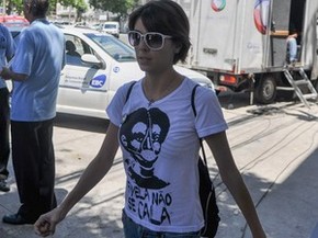 A manifestante Elisa Quadros, conhecida como Sininho, chega à 17ª Delegacia Policial, em São Cristóvão, para depor no procedimento aberto para investigar a morte do cinegrafista da Rede Bandeirantes Santiago Andrade durante protesto no Rio. (Foto: Armando Paiva/Fotoarena/Estadão Conteúdo)