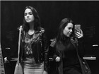 Bruna Marquezine e Fernanda Souza sensualizam em pose no elevador