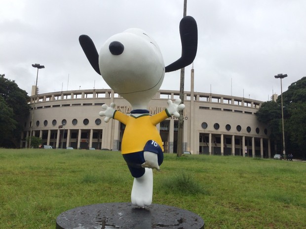 Estátua do Snoopy no Pacaembu sem a pata (Foto: Karina Godoy/G1)