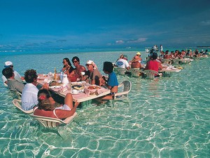 Turistas comem no meio da água em Bora Bora (Foto: Tahiti Tourism/Divulgação)