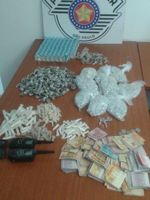 Drogas e dinheiro foram apreendidos durante operação  (Foto: Divulgação / Polícia Militar)