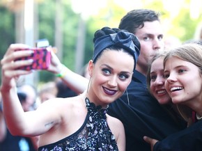Katy Perry tira foto com fã em prêmio em Sydney, na Austrália (Foto: Cameron Spencer/ Getty Images)