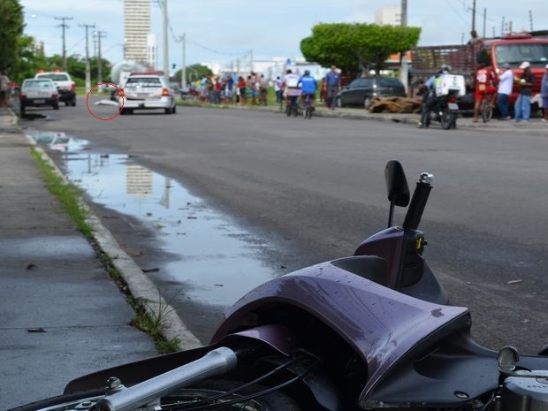 Corpo foi parar a cerca de 50 metros da motocicleta que a vítima estava (Foto: Marina Fontenele/G1)
