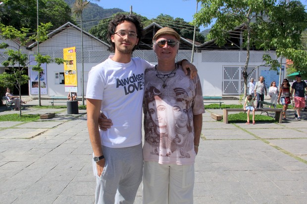 Gabriel Falcão e o Pai (Foto: Alex Palarea_Agnews)