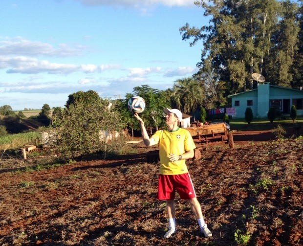 Clóvis trocou as lavouras da família pelos campos europeus, mas hoje ensina crianças através do futebol (Foto: Reprodução RBSTV)