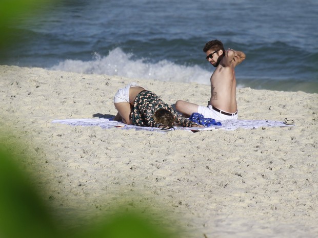Juliana Didone namora na praia da Barra (Foto: Dilson Silva / AgNews)