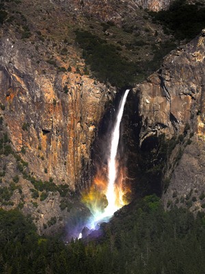 Foto impressionante mostra arco-íris formado em cachoeira nos EUA (Justin Lee/Caters)
