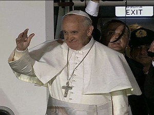 Papa se despede na porta do avião (Foto: Reprodução / Globo News)