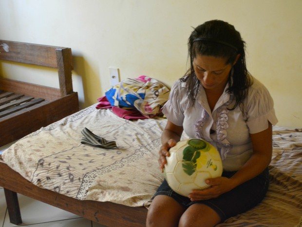 Mãe diz que filho dormiu abraçado na bola, no dia que ganhou de presente (Foto: Franciele do Vale/ G1)