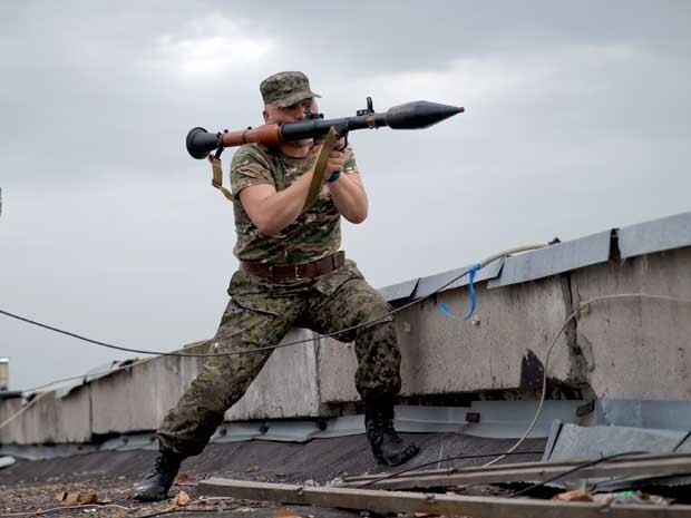 Rebelde pró-russos prepara-se para disparar um foguete-granada durante confrontos no leste da Ucrânia. (Foto: Vadim Ghirda / AP Photo)