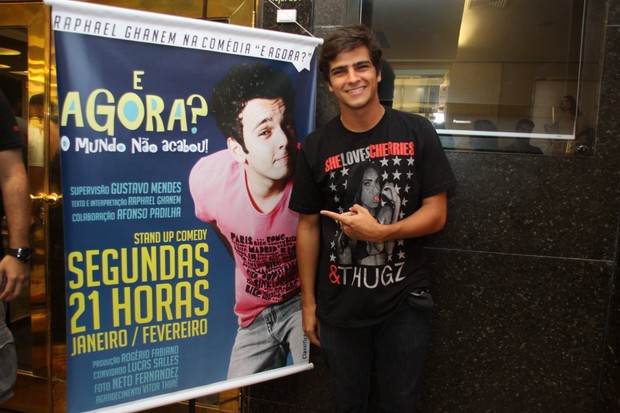Bernardo Mesquita vai ao teatro no Rio (Foto: Graça Paes/ Foto Rio News)