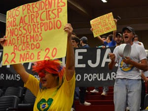 Emenda que fixa 22 vereadores a partir de 2013 foi aprovada minutos antes de manifestantes entrarem na Câmara. (Foto: Rodolfo Tiengo/ G1)