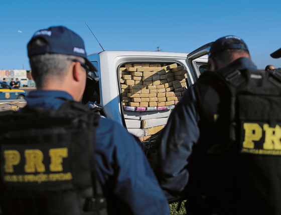 Policiais rodoviários apreendem caminhonete &quot;cavalo doidos &quot; com drogas na BR-463 (Foto:  Adriano Machado/ÉPOCA)