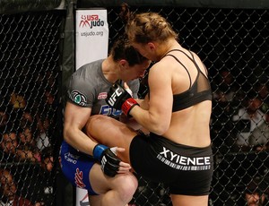 Ronda Rousey vence Sara McMann no UFC170 (Foto: Getty Images)