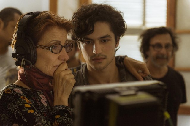 Cássia Kiss e Gabriel Leone nos bastidores de 'Os dias eram assim' (Foto: Mauricio Fidalgo/Globo)