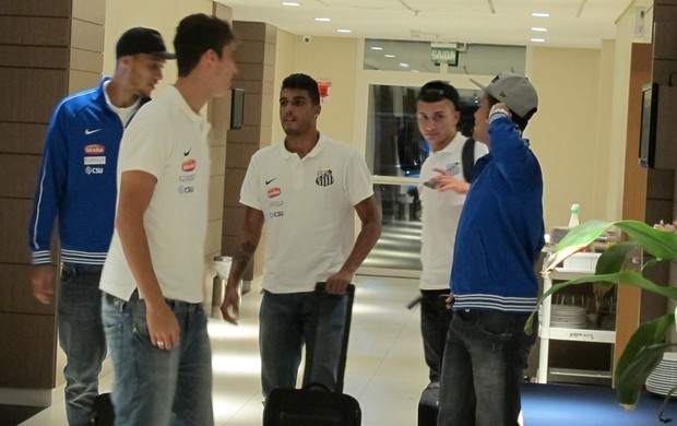 Jogadores Santos saguão hotel Porto Alegre (Foto: Fernando Prandi)