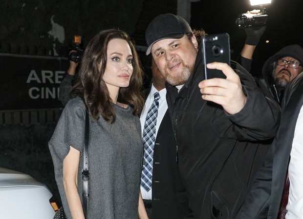 Angelina Jolie posa com fã (Foto: BackGrid)