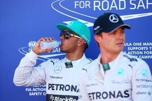 Lewis Hamilton e Nico Rosberg após o treino classificatório (Foto: Getty Images)