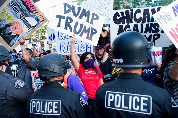 Manifestantes gritavam 'não ao ódio em nosso estado' (Foto: Noah Berger/AP)