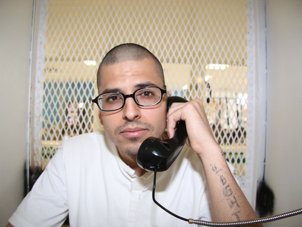 Daniel Lee Lopez, de 27 anos, é visto em uma cabine para visitas no corredor da morte da unidade Polunsky do Departamento de Justiça Criminal do Texas, em Livingston, no dia 5 de agosto (Foto: AP Photo/Michael Graczyk)