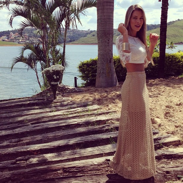 Ex-BBB Adriana posta foto com saião na praia (Foto: Instagram / Reprodução)