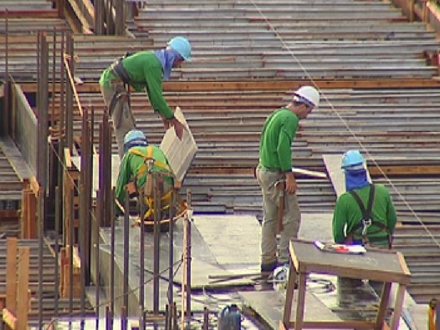 Operários trabalham em construção de Rio Preto (Foto: Reprodução/ TV TEM)