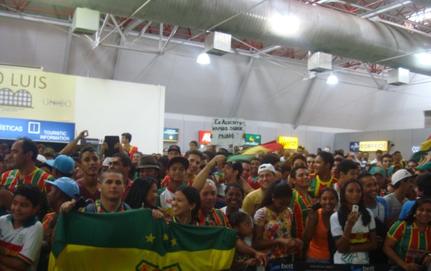 Torcida do Sampaio marca presença no Aeroporto Hugo da Cunha Machado (Foto: Afonso Diniz/Globoesporte.com)