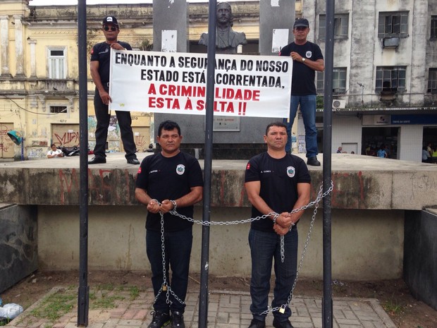Policiais afastados se acorrentam em praça de João Pessoa (Foto: Walter Paparazzo/G1)