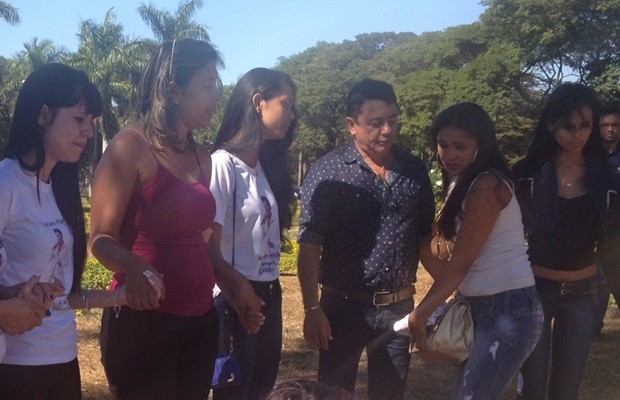 João Reis, pai de Cristiano Araújo, fez oração ao lado de fãs no túmulo do filho, em Goiânia (Foto: Táliton Andrade/G1)