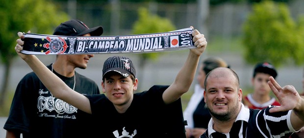 torcida do Corinthians no desembarque do Japão (Foto: Gustavo Tilio / Globoesporte.com)