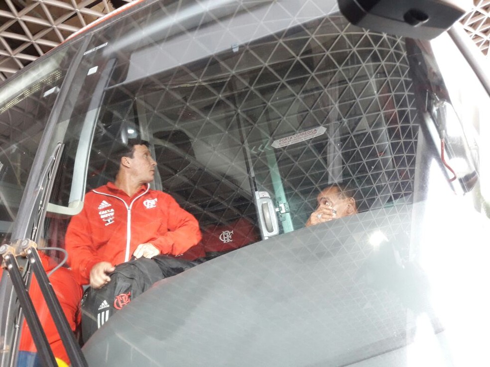 Zé Ricardo foi questionado pelos torcedores presentes no aeroporto (Foto: Bruno Giufrida)