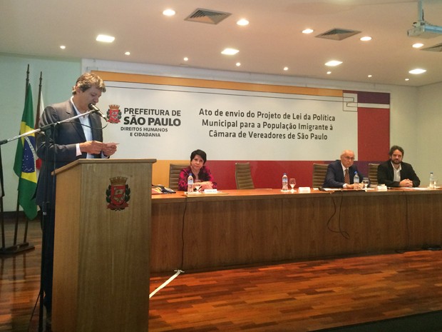 Fernando Haddad assinou projeto de lei que cria políticas públicas para imigrantes (Foto: Gabriela Gonçalves/G1)