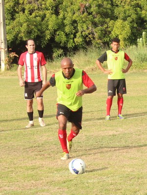 Joniel perdendo pênalti em amistoso do Flamengo-PI (Foto: Wenner Tito)