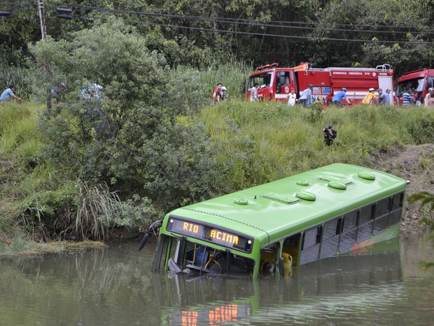 Ônibus caiu em rio e passageiros ficaram feridos em Mairiporã (Foto: Edu Silva/Futura Press/Estadão Conteúdo)