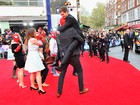 Andrew Garfield ganha colo de 'Homem-Aranha' em première