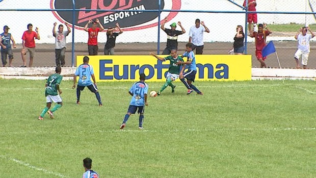 Lance do jogo entre Guarani e Lemense (Foto: Reprodução EPTV)