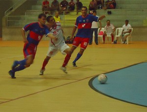 Alecrim, de azul e vermelho, venceu o União por 7 a 2, pela final do Campeonato Potiguar de Futsal (Foto: George Fernandes/Divulgação)