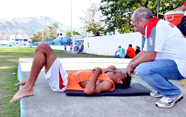 Zagueiro Barbosa, do America-rj, passa mal com o calor no Rio (Foto: Rui Zilnet)