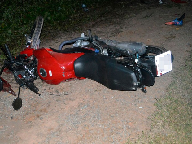 Motocicleta da vítima ficou destruída (Foto: Blogbraga/Repórter Guilherme Maciel)