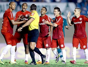 Internacional jogadores discutindo com árbitro jogo Goiás (Foto: Adalberto Marques / Agência Estado)
