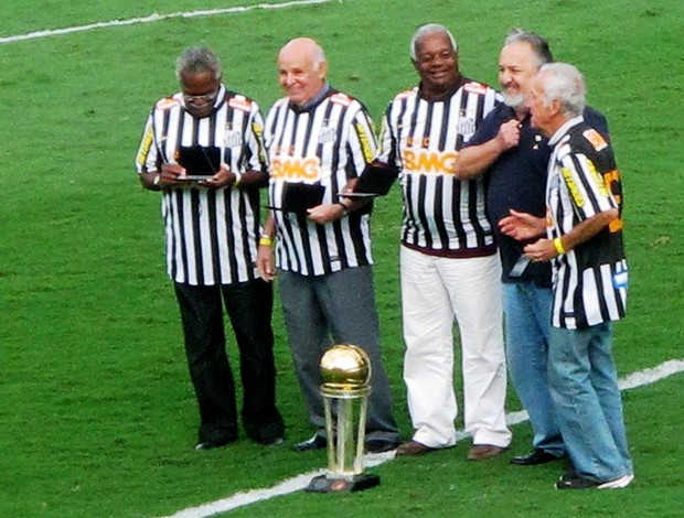 Pepe, Coutinho, Dalmo e Lima homegeados santos de 1962 (Foto: Lincoln Chaves / Globoesporte.com)